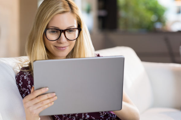 Young woman using tablet 000088043751 XXXLarge